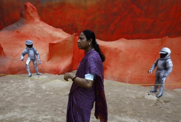 Інсталяція «Місія на Марс» під час релігійного свята Дурга-пуджа, Калькутта, Індія. (© Rupak De Chowdhuri / Reuters)