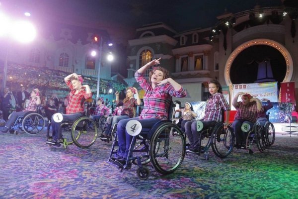 Жінки в інвалідних колясках танцюють під час конкурсу краси «Міс Незалежність» в Москві 30 вересня. Конкурс організований з метою змінити ставлення суспільства до жінок з обмеженими можливостями. (© Максим Шипенков / EPA)