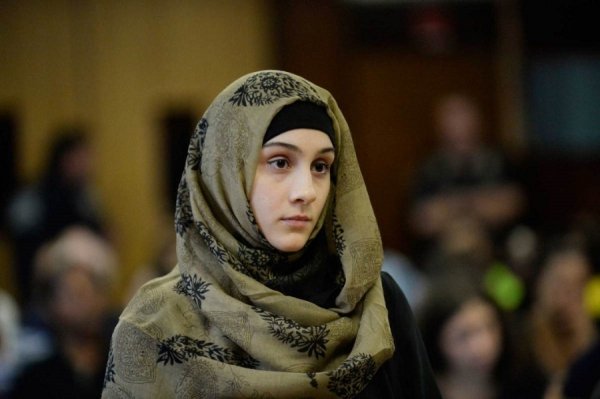 Аліна Царнаєва, сестра Джохара Царнаєва, якого підозрюють в організації теракту в Бостоні, постала перед судом Нью-Йорка. Аліну звинувачують у тому, що вона нібито погрожувала розправою жінці, яка народила від її бойфренда дитину. (© Steven Hirsch / Reute