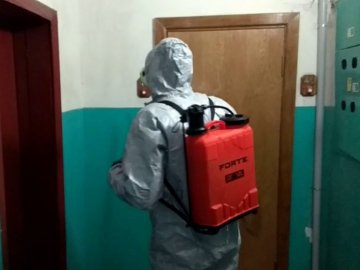 В Луцьку дезінфікуватимуть перила, ліфти і вхідні двері