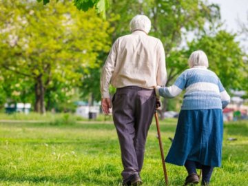 Чоловіки живуть у середньому на 10 років менше, ніж жінки: статистика населення на Волині 