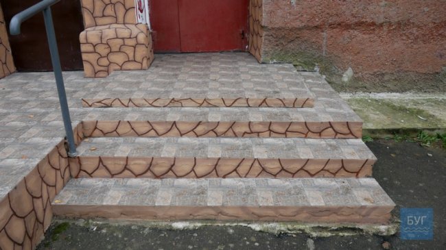 На Волині під'їзди до багатоповерхівки ОСББ прикрасили квітковими розписами. ФОТО