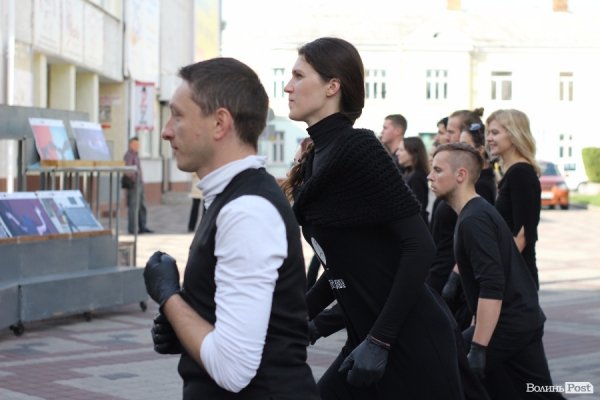 «Мандрівний вішак» у Луцьку епатував, дивував та змушував задуматись. ФОТО