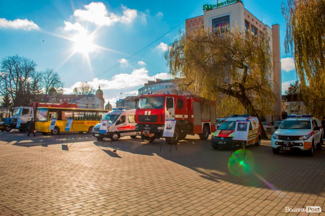 У центрі Луцька – виставка машин. ФОТО