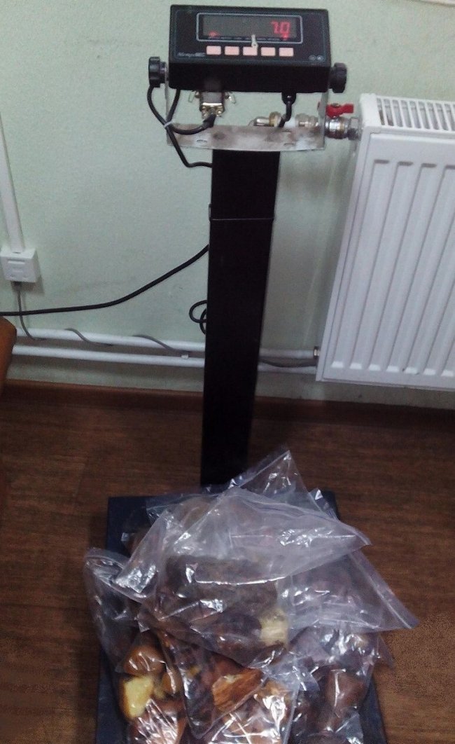 Піймали українця, який віз до Білорусі 7 кілограмів бурштину у підкладці валізи