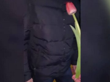 «Подаруєш жінці, скажеш, захисник повернувся»: прикордонники зустріли уклоністів з квітами 