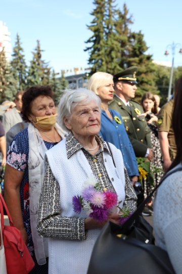 Із соняшниками в руках та зі сльозами на очах: як лучани вшанували пам’ять загиблих в АТО/ООС захисників України. ФОТО 