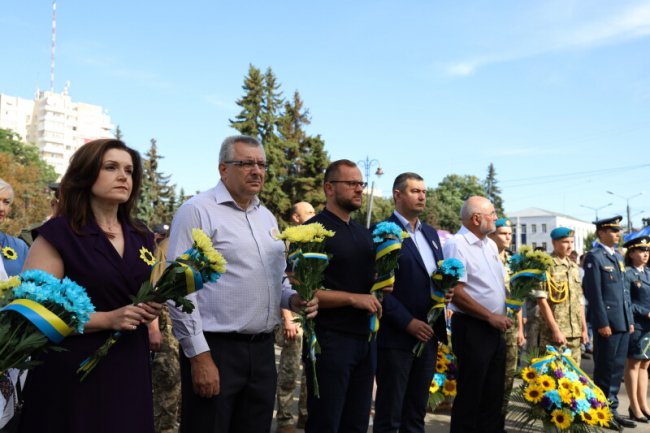 Із соняшниками в руках та зі сльозами на очах: як лучани вшанували пам’ять загиблих в АТО/ООС захисників України. ФОТО 