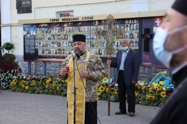 Із соняшниками в руках та зі сльозами на очах: як лучани вшанували пам’ять загиблих в АТО/ООС захисників України. ФОТО 