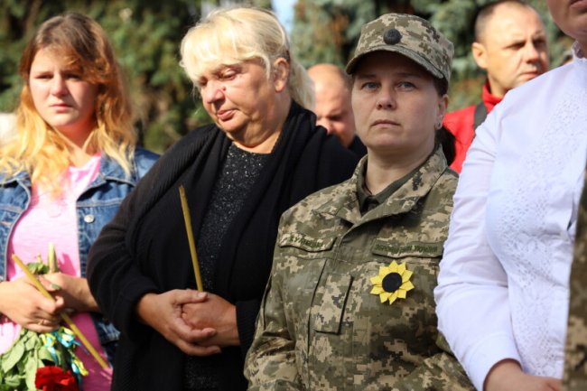Із соняшниками в руках та зі сльозами на очах: як лучани вшанували пам’ять загиблих в АТО/ООС захисників України. ФОТО 