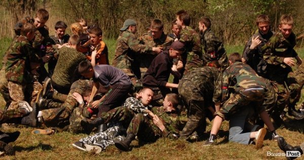 Мета такого борсання - зірвати повязку з руки суперника