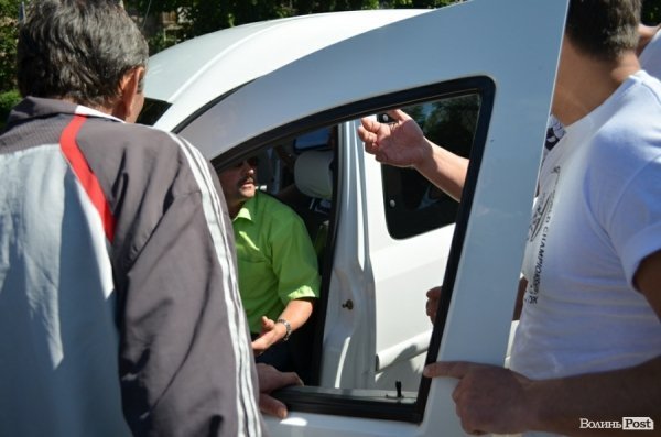 Обурені мешканці обваленого будинку перекрили дорогу. ФОТО