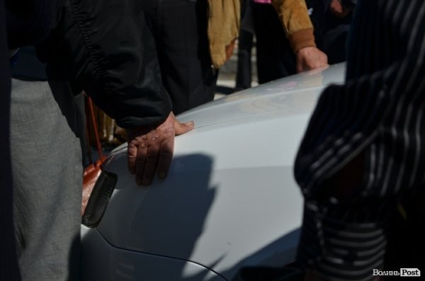 Обурені мешканці обваленого будинку перекрили дорогу. ФОТО