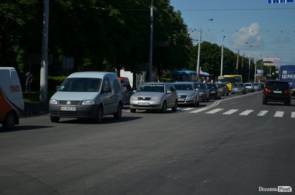 Обурені мешканці обваленого будинку перекрили дорогу. ФОТО