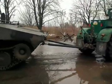 Трактористи Сумщини здобули новий трофей – покинуту ворожу техніку. ВІДЕО