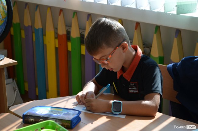 Кольорові стіни, ігрова кімната і басейн: луцька школа №27 зсередини. ФОТО