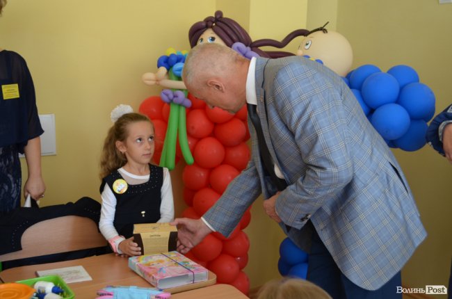 Кольорові стіни, ігрова кімната і басейн: луцька школа №27 зсередини. ФОТО