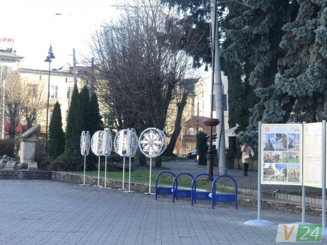 На Театральному майдані встановили новорічну інсталяцію. ФОТО