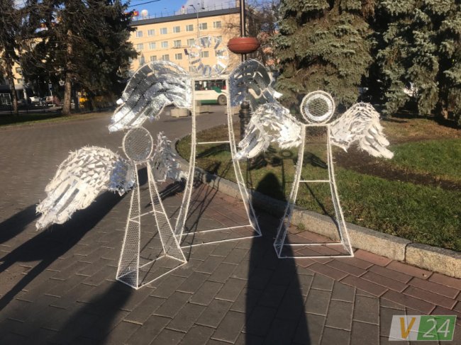 На Театральному майдані встановили новорічну інсталяцію. ФОТО