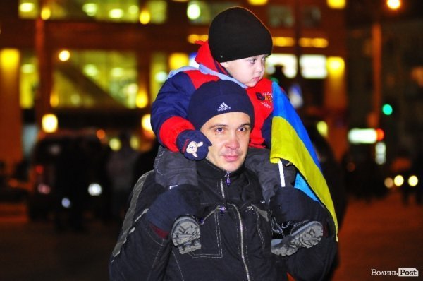 Як у Луцьку музиканти розважали люд на Євромайдані. ФОТО. ВІДЕО