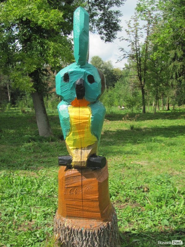 У луцькому парку розфарбовували фігурки тварин. ФОТО