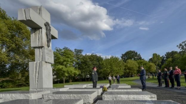 Петро Порошенко під час візиту до Варшави у 2016 році став на коліна біля монументу жертвам Волинської трагеді