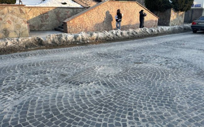 «Ця вулиця - одна з найпроблемніших»: на Богдана Хмельницького у Луцьку просіла бруківка