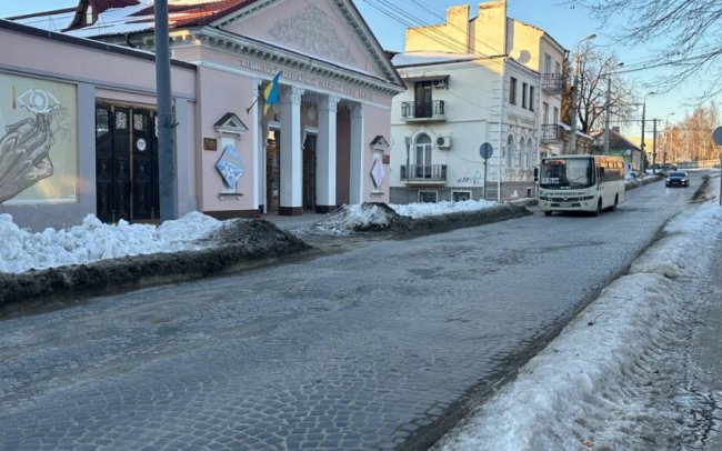 «Ця вулиця - одна з найпроблемніших»: на Богдана Хмельницького у Луцьку просіла бруківка