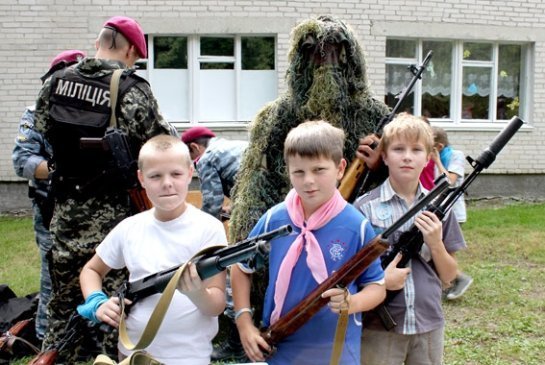 «Беркут» влаштував «показуху» дітям у таборі під Луцьком. ФОТО