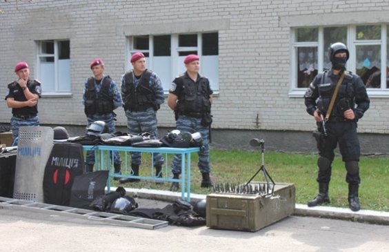 «Беркут» влаштував «показуху» дітям у таборі під Луцьком. ФОТО