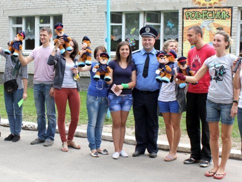 «Беркут» влаштував «показуху» дітям у таборі під Луцьком. ФОТО