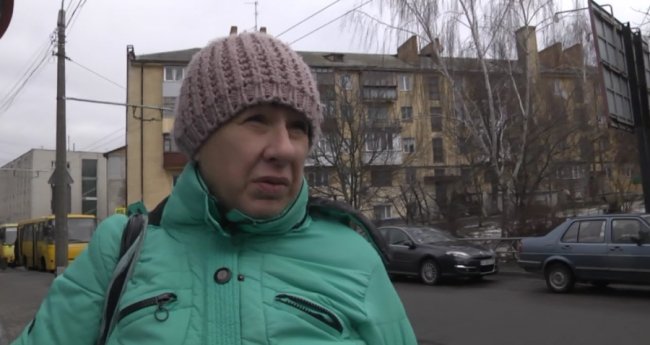 У центрі Луцька розвалюється будинок, уламки падають на людей. ВІДЕО