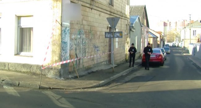 У центрі Луцька розвалюється будинок, уламки падають на людей. ВІДЕО