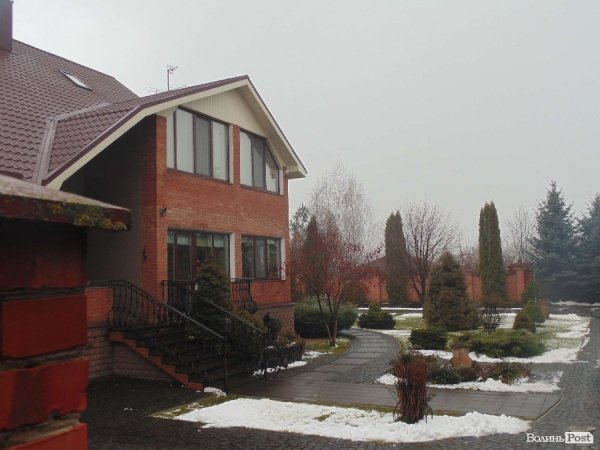 Двір будинку, де мешкає голова облдержадміністрації Волині Борис Клімчук