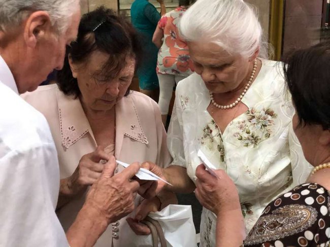 Луцькі пенсіонери безкоштовно відвідали театр. ФОТО