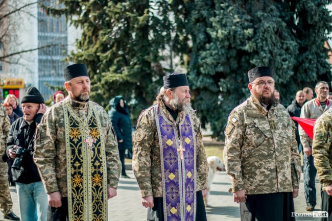 У Луцьку ходою і молитвами вшанували мужність та героїзм добровольців. ФОТО