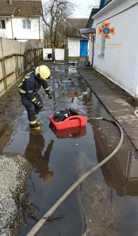 Майже 20 рятувальників допомагали людям відкачати воду з підтоплених дворів. ФОТО