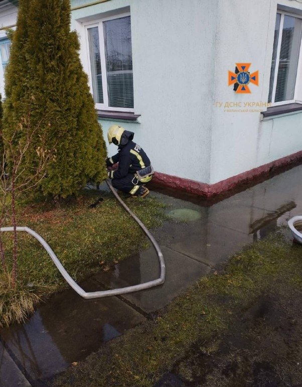 Майже 20 рятувальників допомагали людям відкачати воду з підтоплених дворів. ФОТО