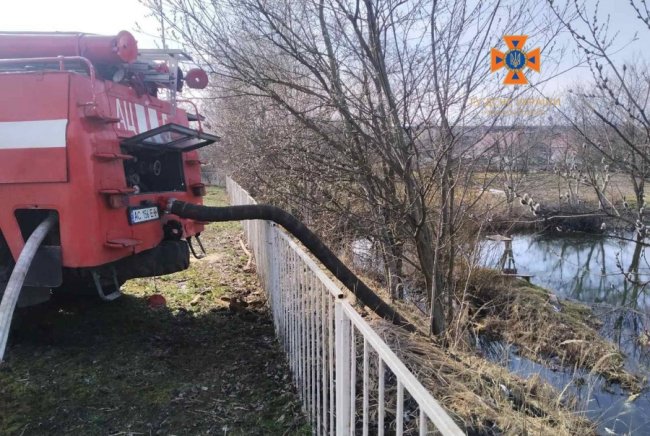 Майже 20 рятувальників допомагали людям відкачати воду з підтоплених дворів. ФОТО