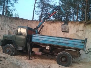 У Ратнівському районі затримали вантажівку із нелегально видобутим піском