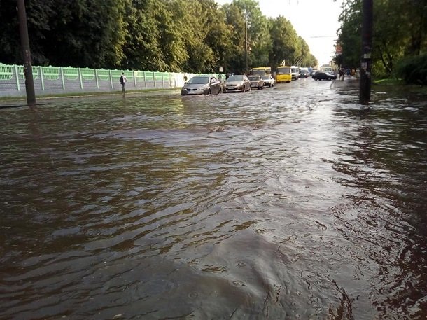 У Рівному після зливи затопило місто. ФОТО