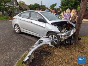 Внаслідок аварії у Володимирі-Волинському одну автівку відкинуло в електроопору