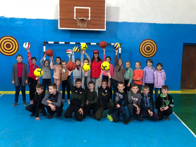 Вчителька з Волині отримала спортінвентар від братів Кличків 