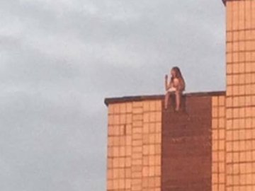 У Києві на краю даху «висотки» гралася дитина