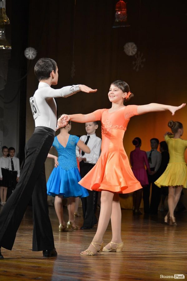 Луцьку сцену запалювали «різдвяні зірочки». ФОТО. ВІДЕО