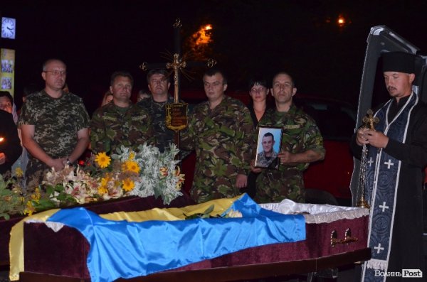 Зі сльозами на очах: на Волині зустріли загиблого земляка. ФОТО. ВІДЕО