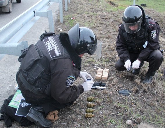 Пасажир  автобуса Київ-Луцьк віз з АТО арсенал боєприпасів. ФОТО. ВІДЕО