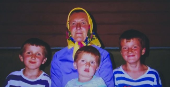 Бабуся з онуками