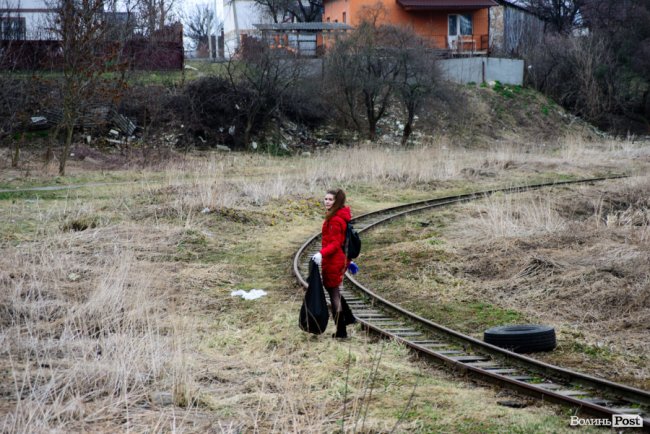 У джинсах та рукавичках: як Савченко зі студентами збирав сміття. ФОТО