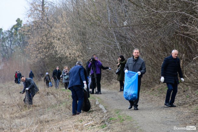 У джинсах та рукавичках: як Савченко зі студентами збирав сміття. ФОТО